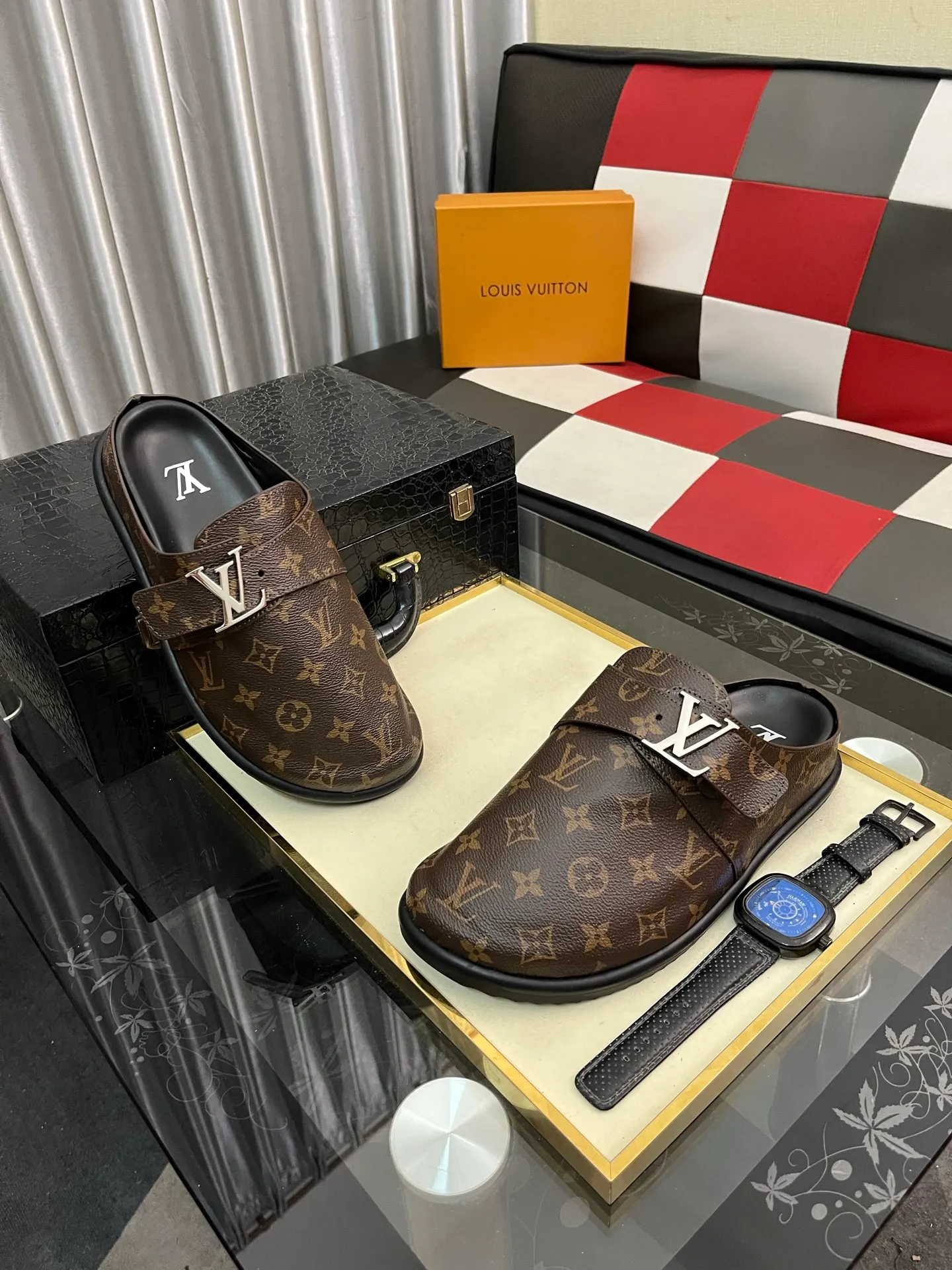 Men's shoes 💰380⌚️⌚️2025 new men's casual sandals and slippers, made of suede cow leather, with Monogram pattern to highlight the trendy style. Adjustable straps illuminated with LV letters, while a resilient insole and micro outsole provide lightweight comfort. Made of suede cow leather with embossed Monogram pattern and brand element metal hardware✅Adjustable straps➕Tough insole‼ ️Micro outsole. Comfortable and easy to wear‼ ️size: 38-443️⃣Colors available